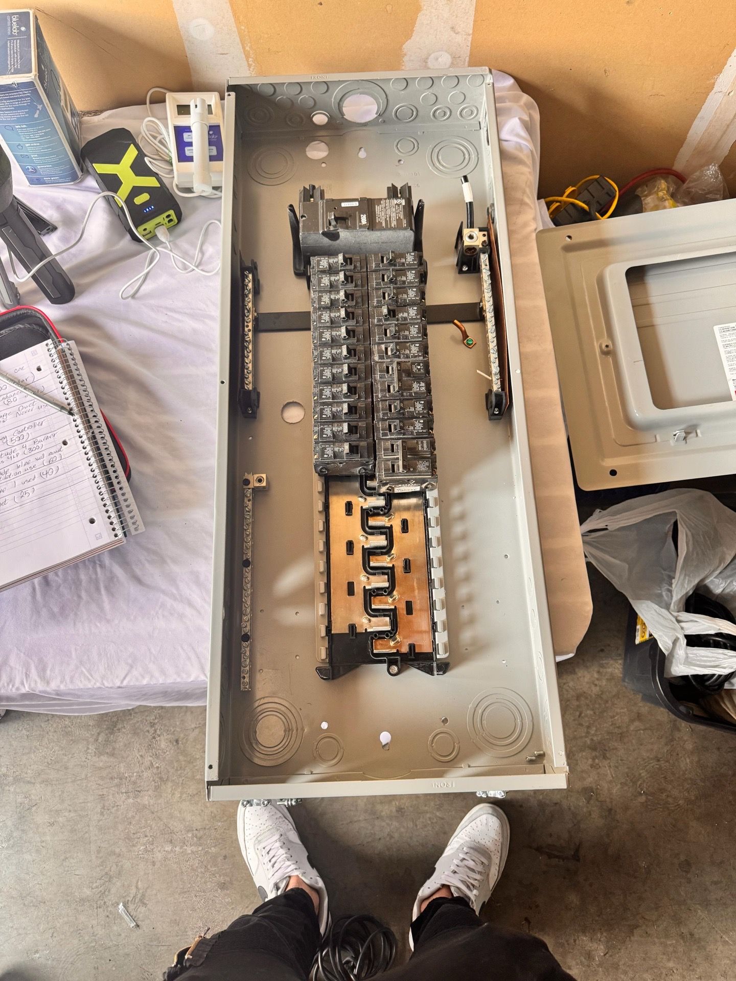 Murray 200 Amp Indoor Load Center / Breaker Panel w/ Breakers