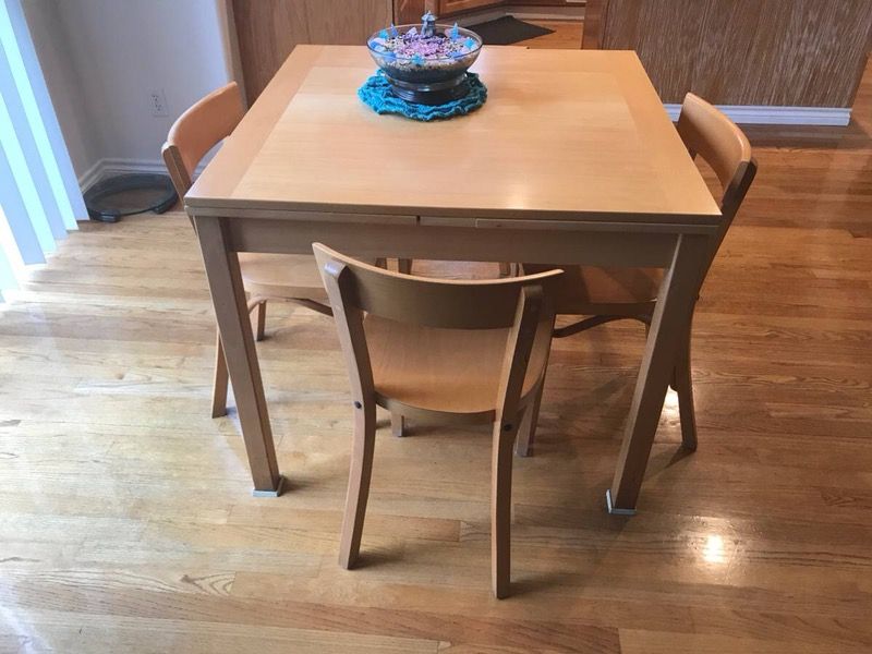 Dania Extension Dining table and chairs