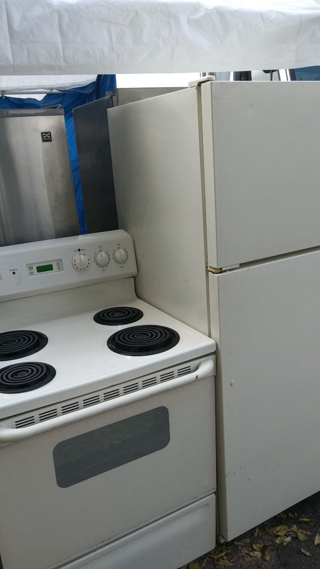 Estufa y nevera. Refrigerator and stove set Appliances