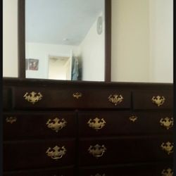Dresser With Mirror