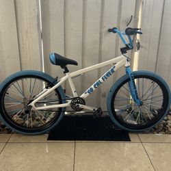 SE Bikes So Cal Flyer 24 Bike White and Blue BMX Cruiser Wheelie 24in Bicycle