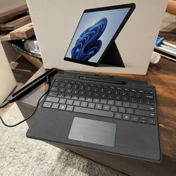 Surface Pro 8 w/ Keyboard Pen and Pen Dock i7 16gb 512gb Touchscreen