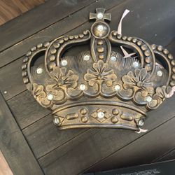 crown wall decor 