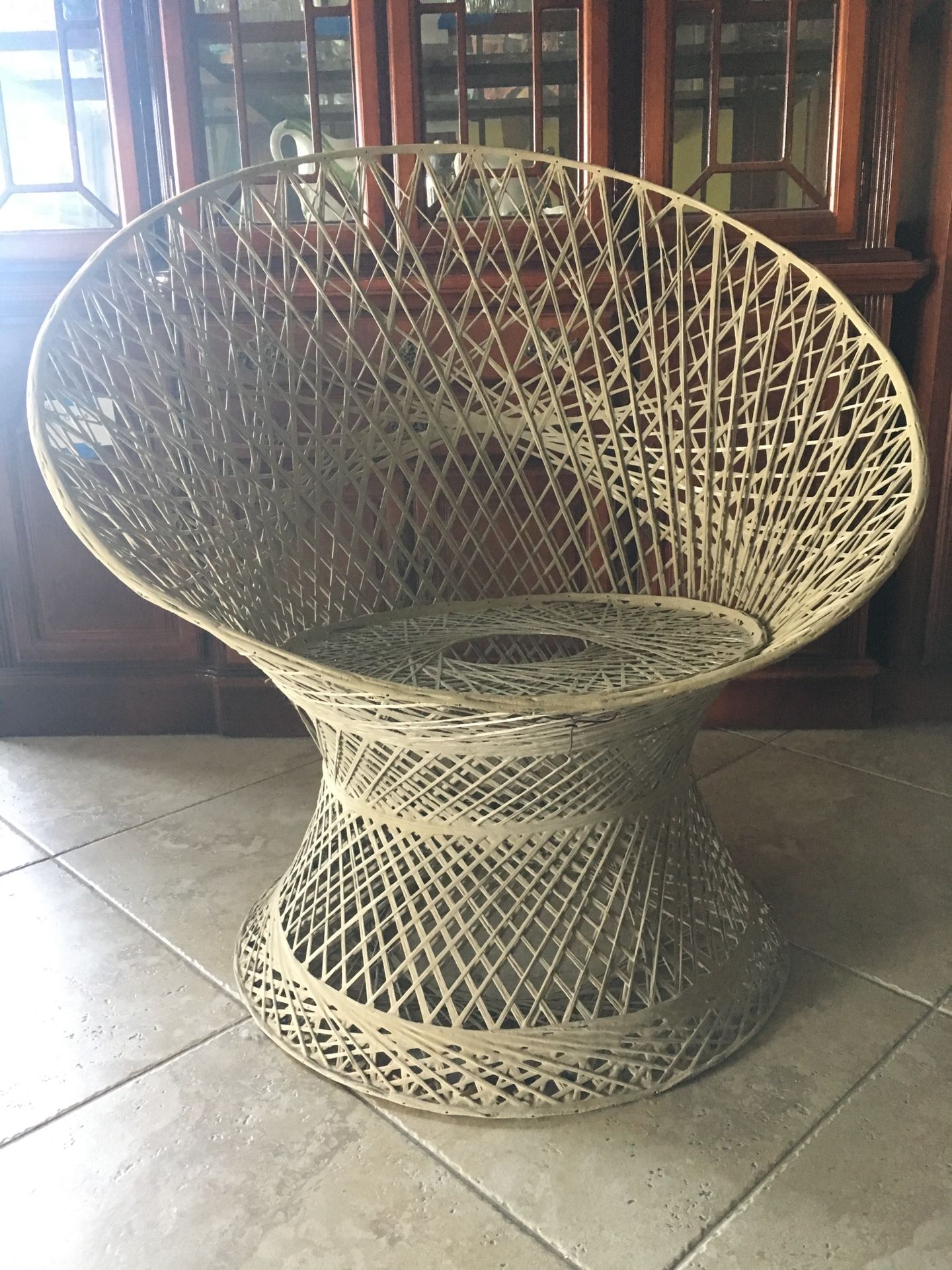 MCM Russell Woodard Rare Spun Fiberglass Peacock Chair With Small Round Table