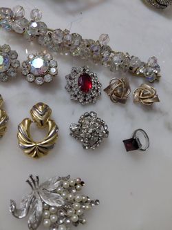 Eleven pieces of vintage jury