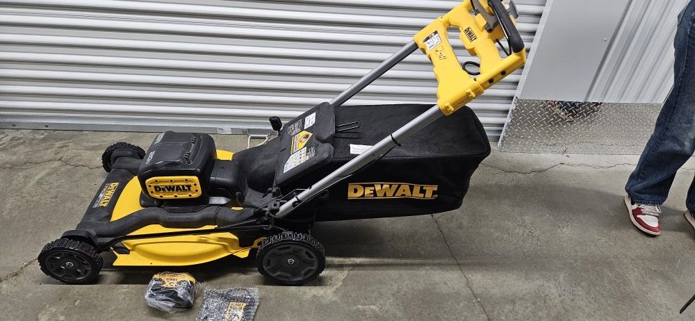 DEWALT 2x20V MAX XR Brushless Cordless Self-Propelled Lawn Mower