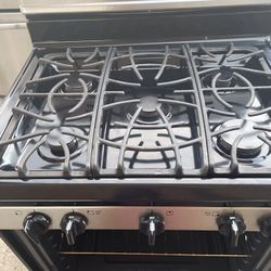 Frigidaire Gas Stove W/ 5 Burners 