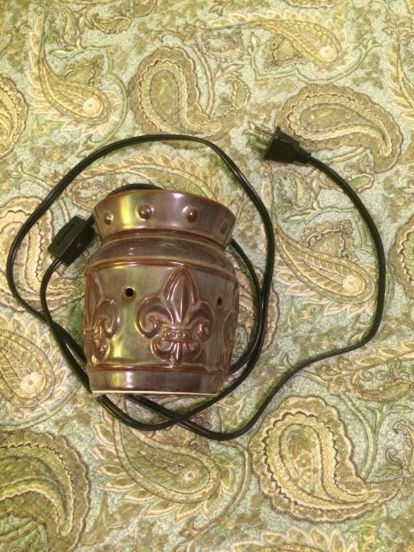 Scentsy Fleur-de-lis Design Warmer