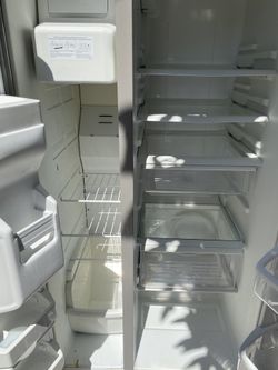 Estoi Vendiendo Este Refrigerador Si Funciona Solo Nesesita Los Cajones En 40
