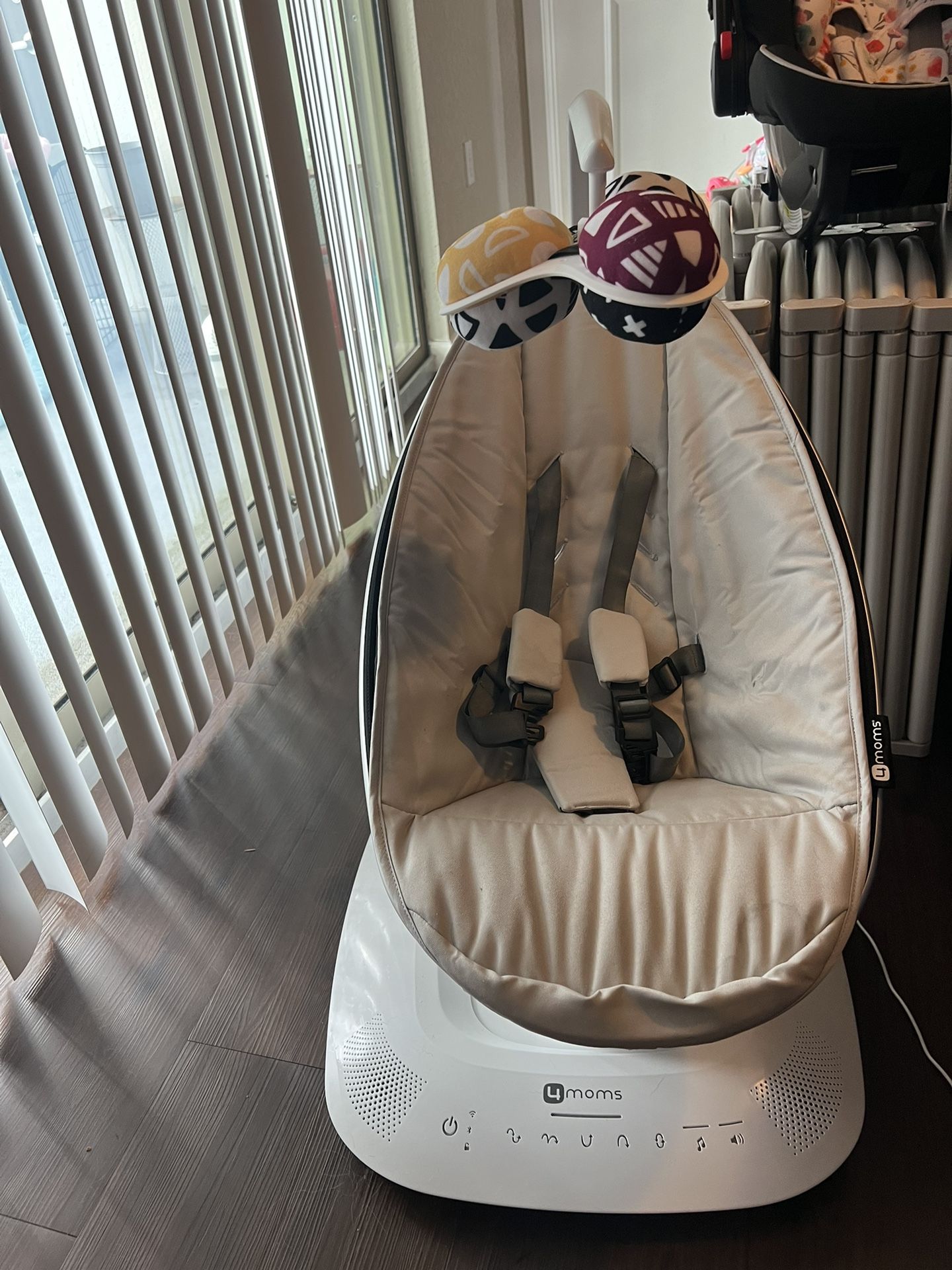 4moms mamaRoo 5 Speed Multi-Motion Baby Swing Smart Connectivity