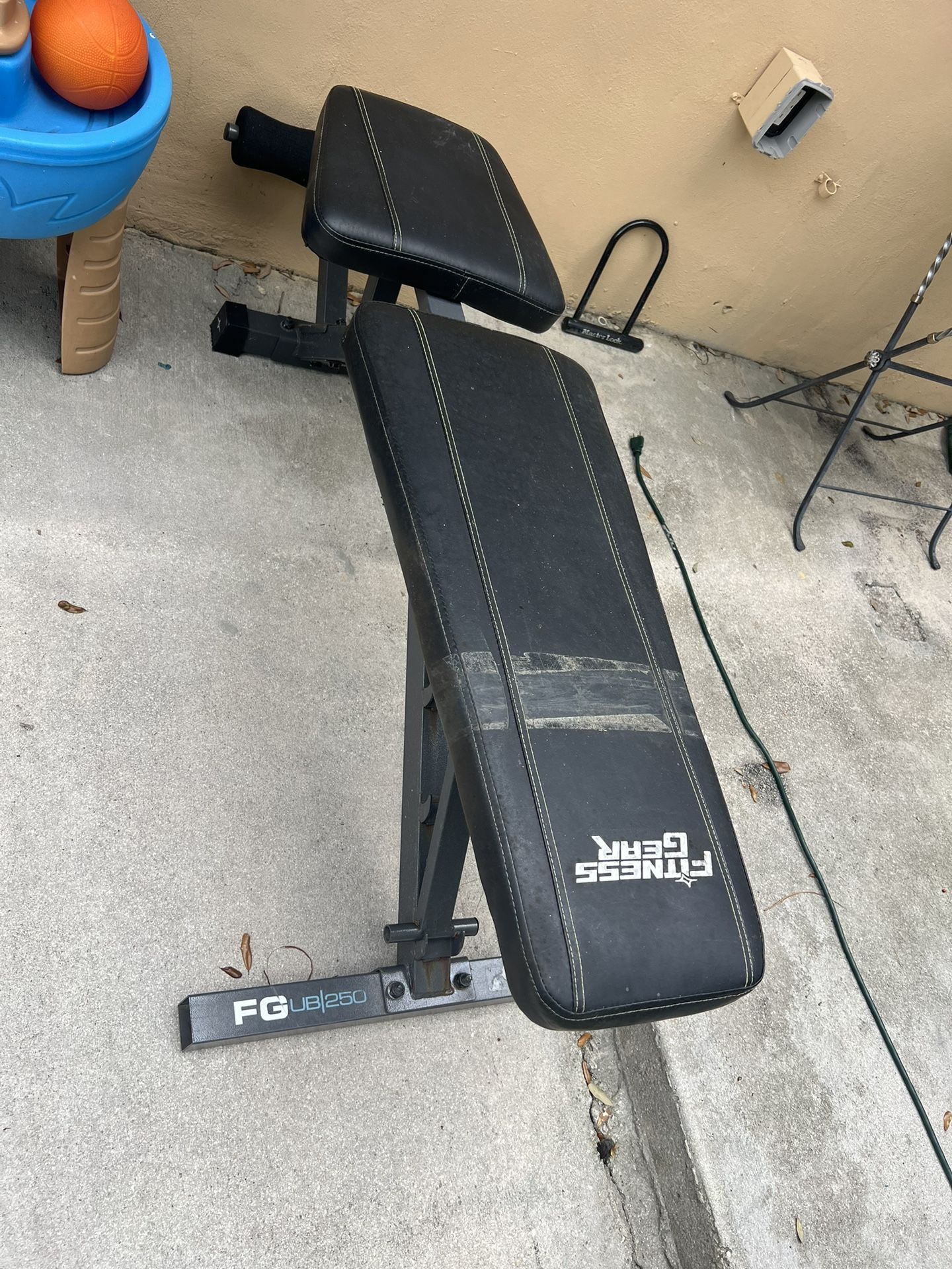 EXERCISE BENCH AND PESAS (weights)
