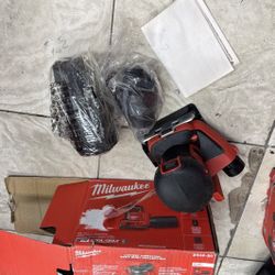 Milwaukee M18 Orbital Square Sander 1/4 Sheet Paper 