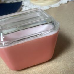 Vintage PYREX Pink 501 Refrigerator Dish With Ribbed Lid -- Excellent condition