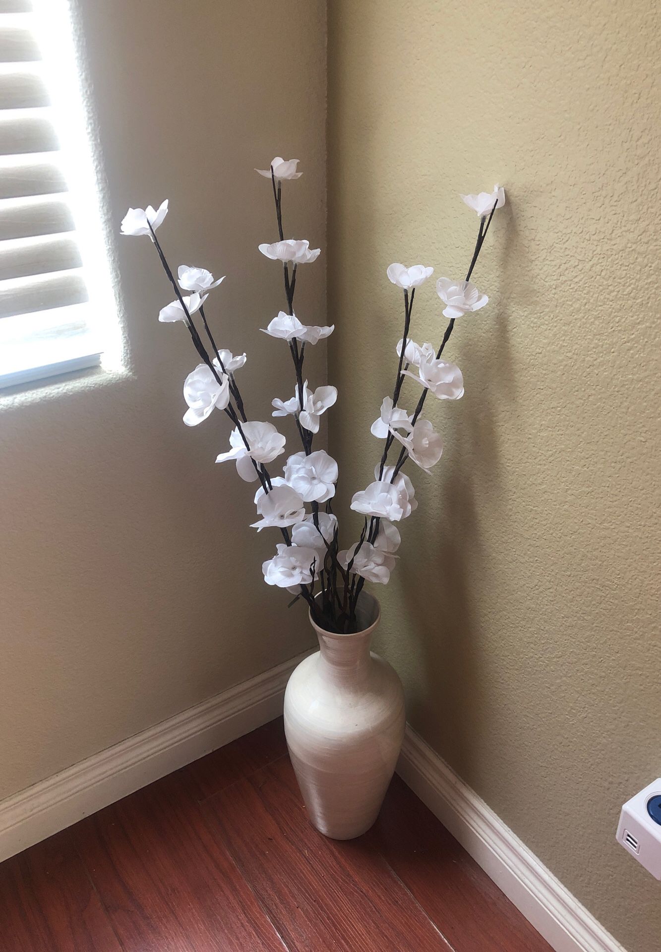 Corner vase with LED flowers (light up)
