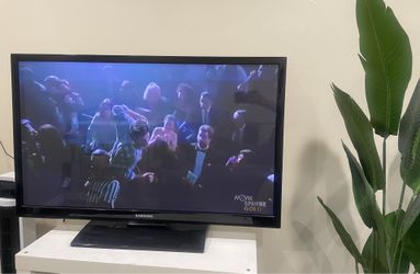 Samsung TV ( like new)