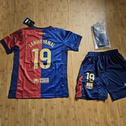 2024 barcelona Home kit set LAMINE YAMAL #19 kids and adult sizes

Comes with jersey, short and socks 

Kids size:6/8 years 