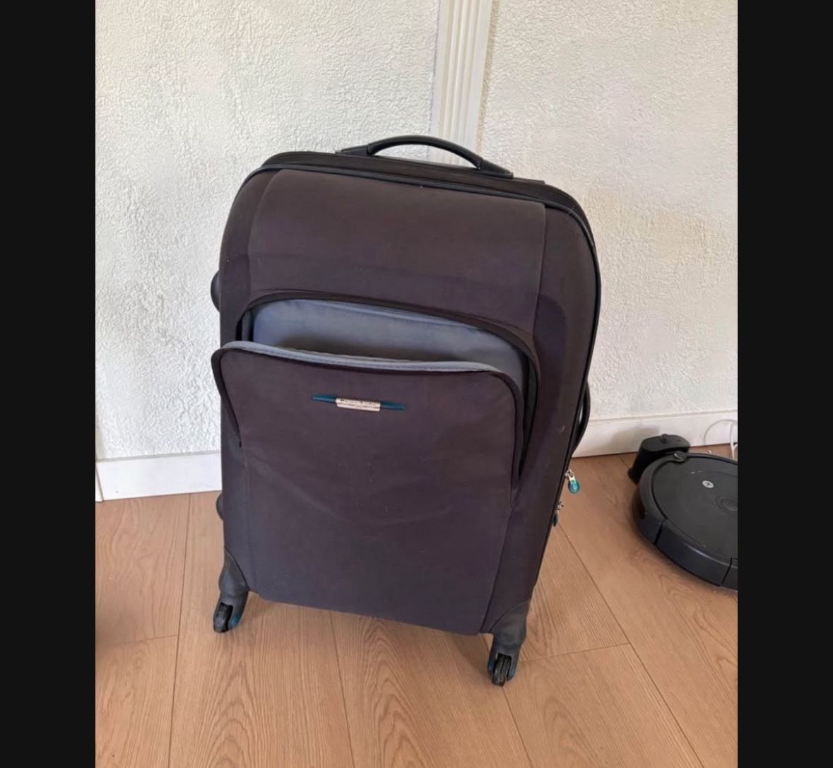 LOW PRICE MOVING- SAMSONITE MEDIUM LUGGAGE