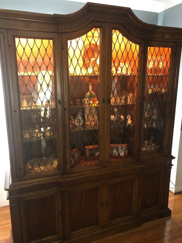 Oak china cabinet with glass shelves and lighting inside , in very good conditions!!!