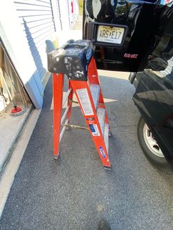 Werner 4 ft. Fiberglass Step Ladder (300 lb. Capacity - Type IA)
