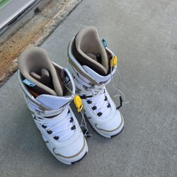 Burton snowboard boots size 7 women's excellent condition almost new