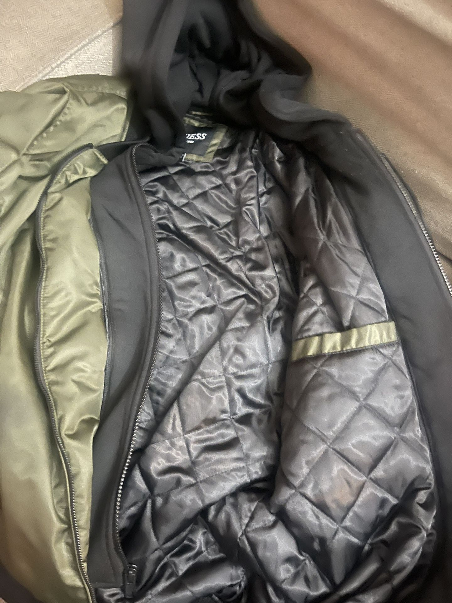 Bendo Una Chamarra Guess Nueva En Buenas Condiciones En Aloha