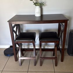 Table With Bar Stools 