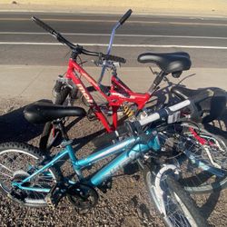 Vendo cuatro bicicletas; algunas necesitan unas pequeñas reparaciones, pero otras están completas. Solo pido £70 por las cuatro bicicletas, precio fij