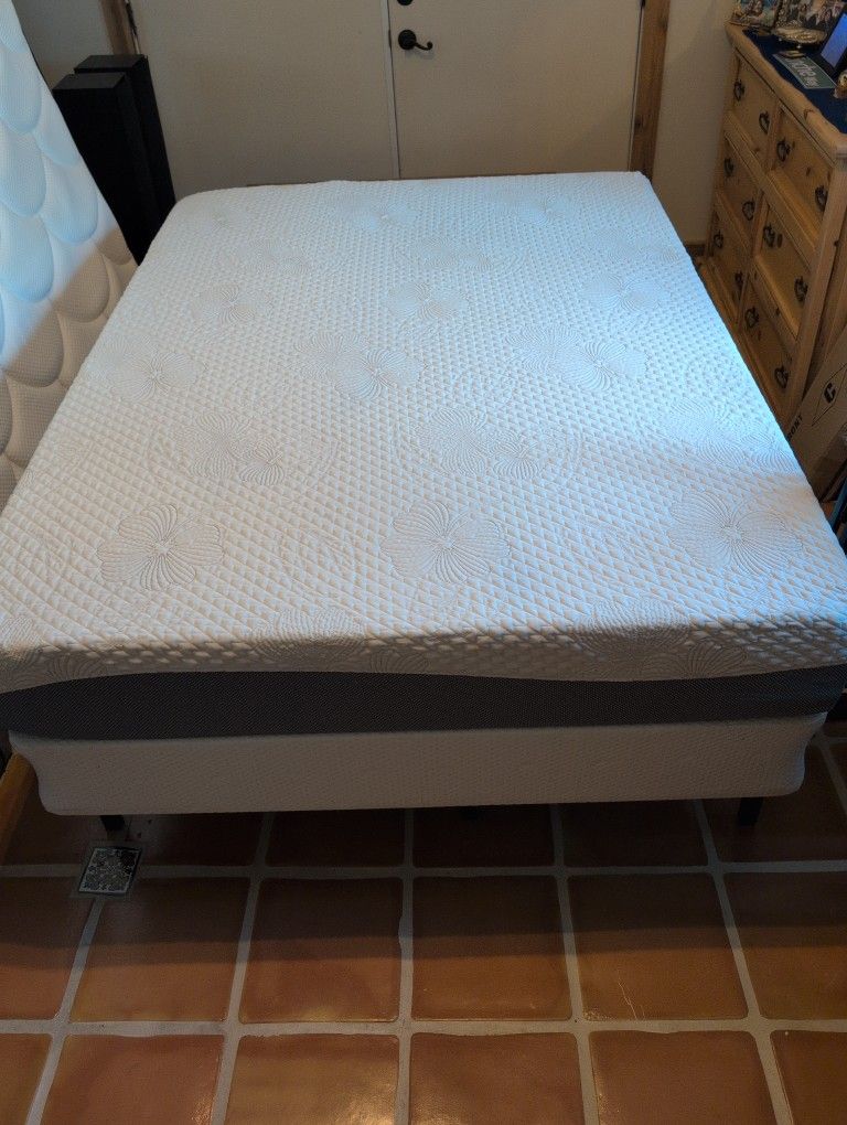 Full Size Bed With Accessories