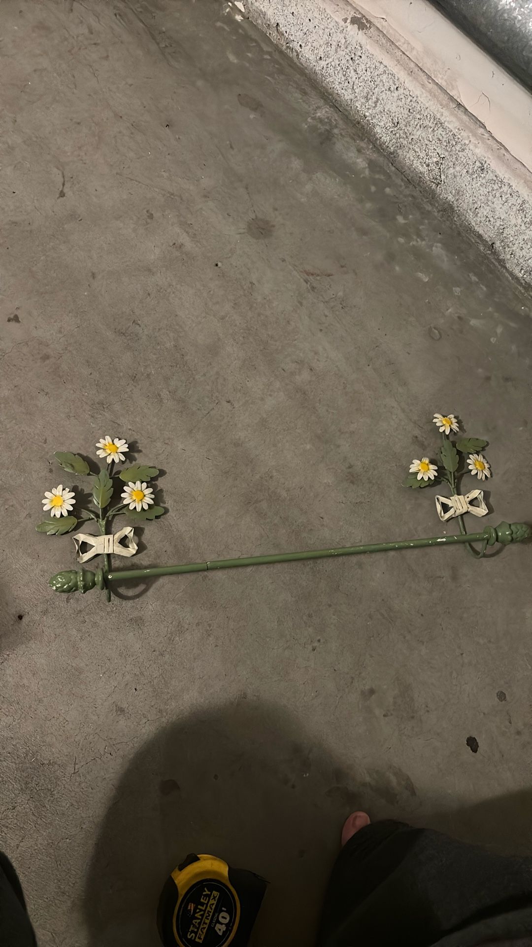 Flower metal towel rack