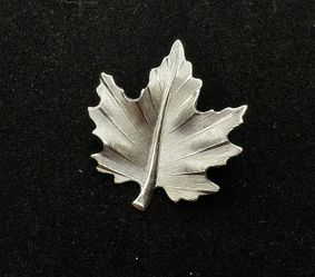 silver-tone maple leaf brooch