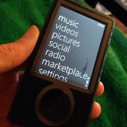 Highly Collectable Microsoft Zune 30 Gig Mp3 MP4 4500 Songs And Albums 