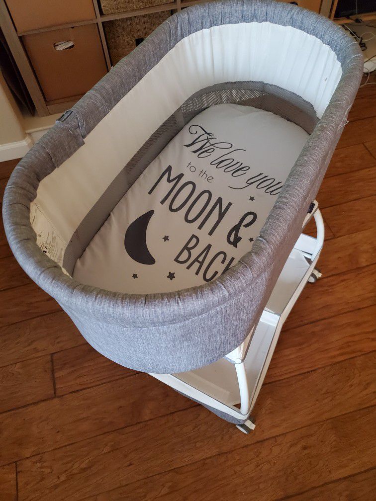 Baby Bassinet  Very Good Condition 