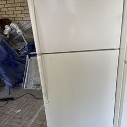 EXCELLENT RUNNING  WHITE FRIDGE. INSIDE LOOKS LIKE NEW! ITS BEEN CLEANED  IN & OUT. WHIRLPOOL ROPER BRAND. FREEZER & FRIDGE COMPARTMENTS RUN LIKE NEW!