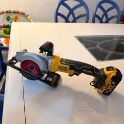 Yellow circular saw blade from DeWalt, Model: DCS571  • Blade size: 4-1/2” (115 mm)  • Type: Type 1  • Voltage: 20V  • Maximum rotation speed: 4500 RP