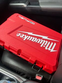 Milwaukee drill set m18