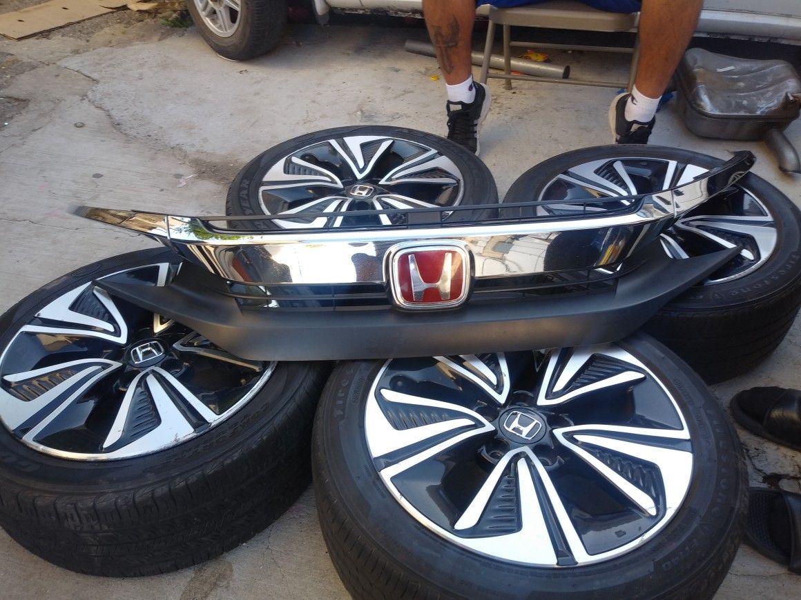 OEM Honda rims and OEM Honda chrome grille with red honda si emblem