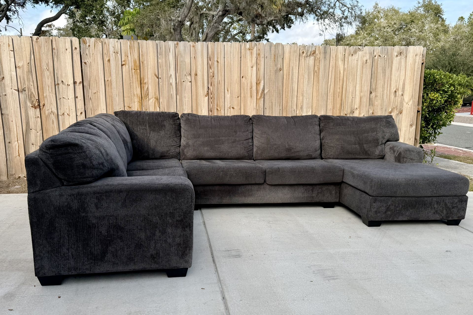 🔥 Huge Modern Charcoal Sectional – 142” Wide – Clean & FREE Delivery! 🚚