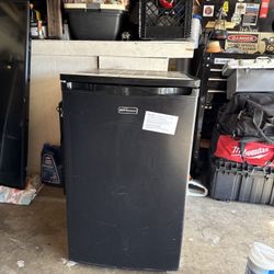 Mini Fridge W/ Freezer 2 1/2 Ft 