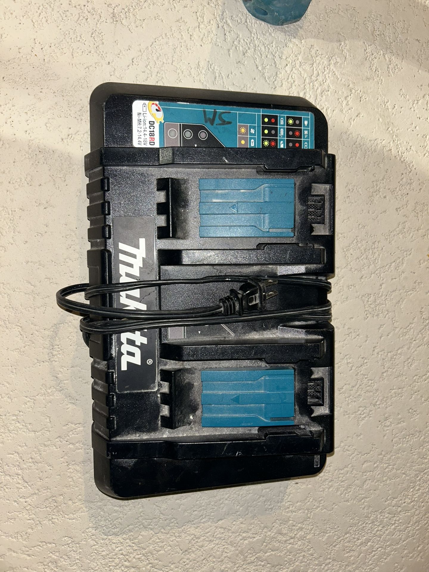 Makita 18v double battery charging station