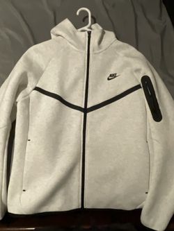 Lights gray Nike tech