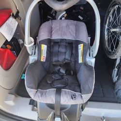 Babytrend expedition travel system Infant carseat and base. And 2 Extra Bases
