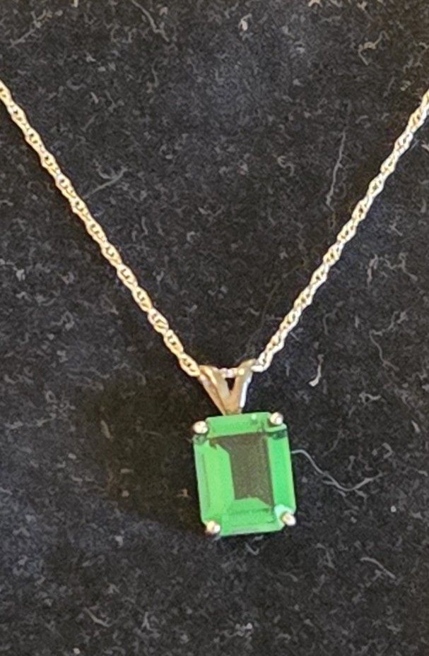 Vintage Sterling Silver emerald Pendant Necklace
