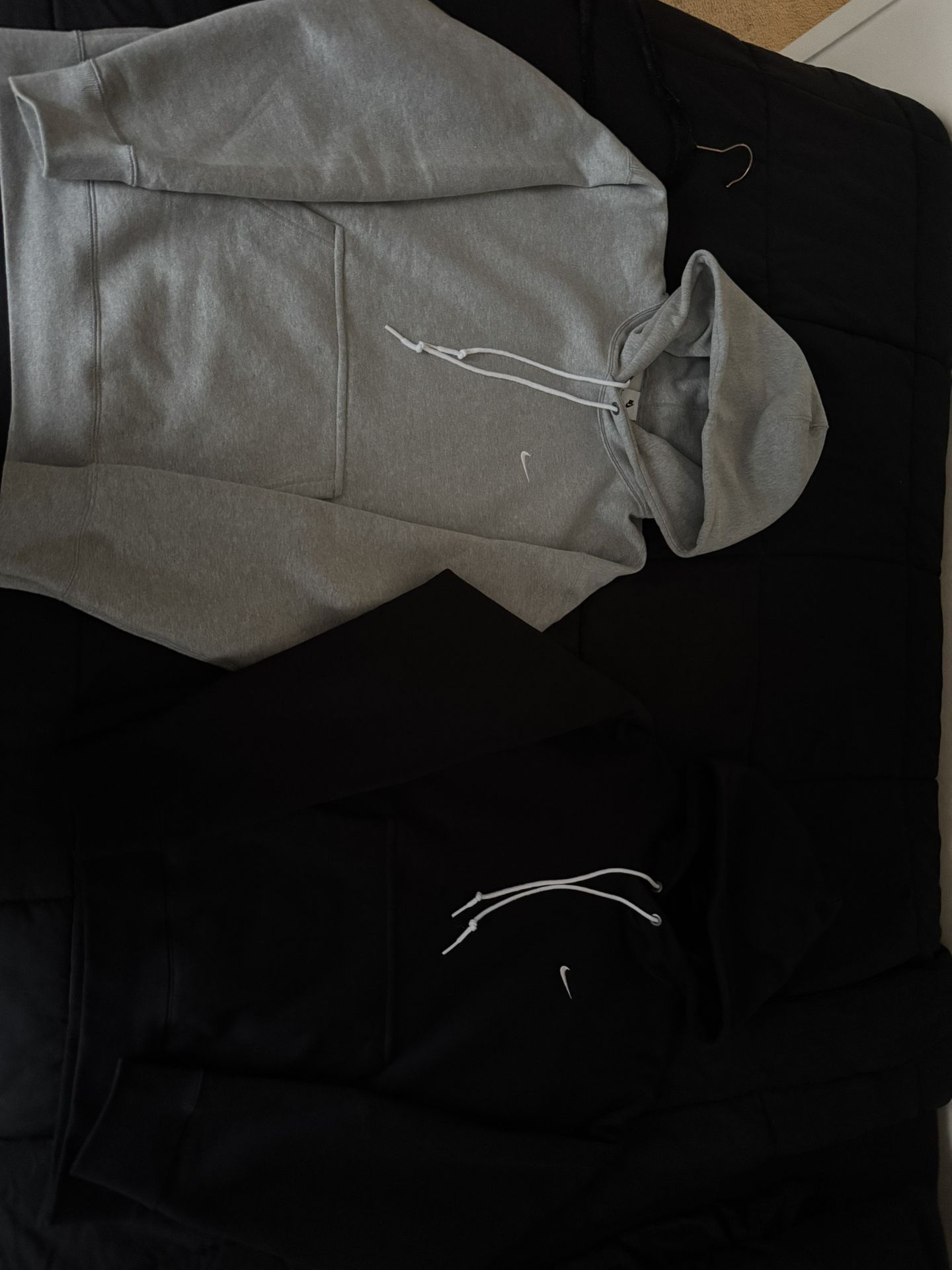 2 Nike Solo Swoosh’s 