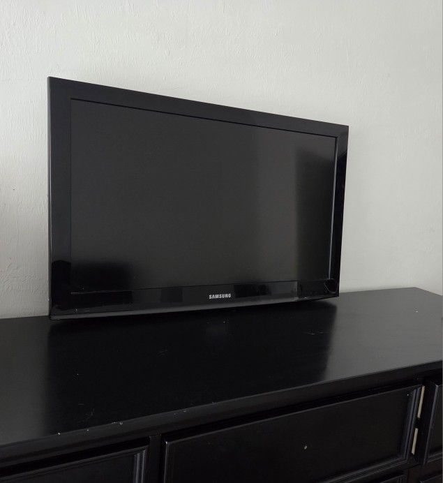 Samsung 32” LCD TV – No Remote or Stand