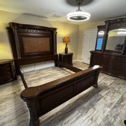 Bedroom King Size Bed With 2 Nightstands And Dresser/mirror