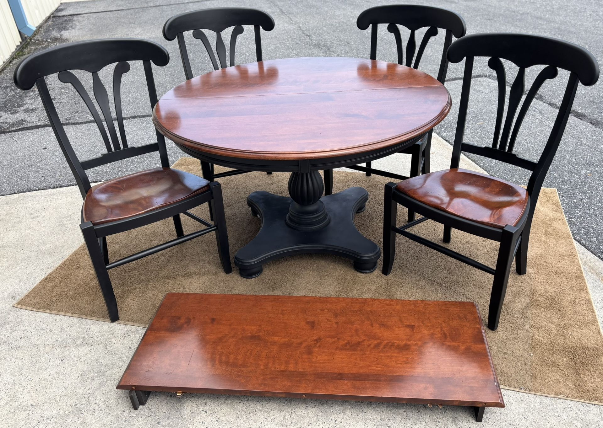 STICKLEY NICHOLS AND STONE Antiguan Pedestal Table with Country Manor Side Chairs 