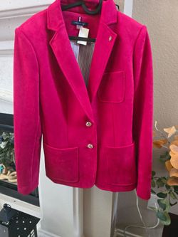 The Tommy Hilfiger Women’s Pink Blazer in Size 6 is a stylish and versatile piece suitable for casual and business occasions. Made from a blend of pol
