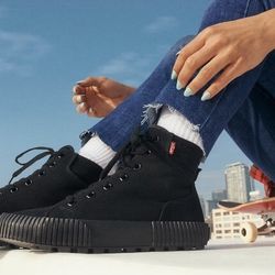 Brand New Levi’s Hightop Sneakers Women’s Sz 8.5/Men’s Sz 7 (still sealed in box !)