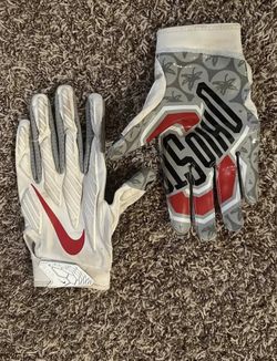 Jeremiah Smith Gave Gloves During The Game Against Michigan