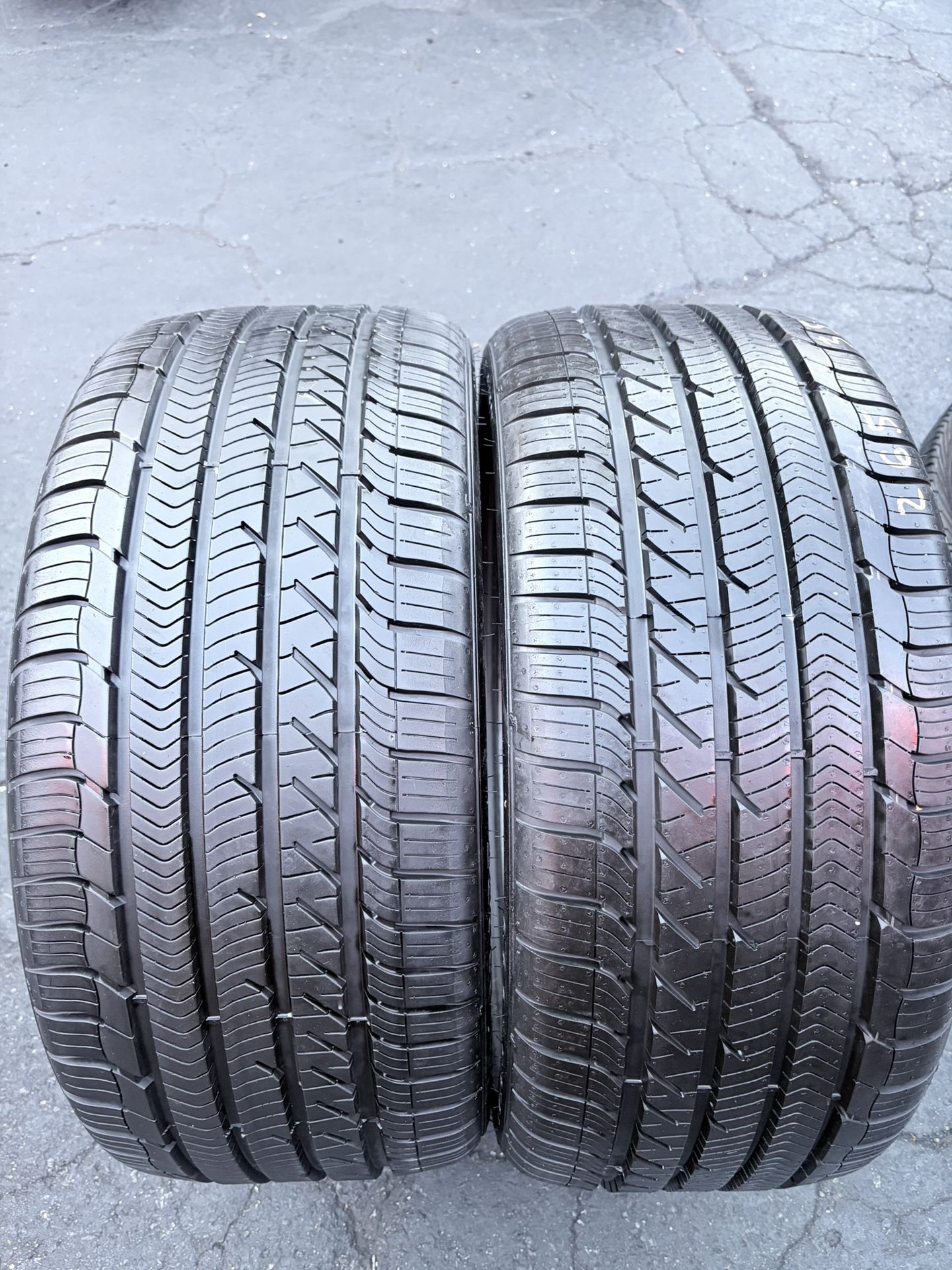 Tengo Un Par De Llantas En Muy Buenas Condiciones Marca Goodyear 265/35 R21 Instalación Y Balanceo Por El Mismo Precio